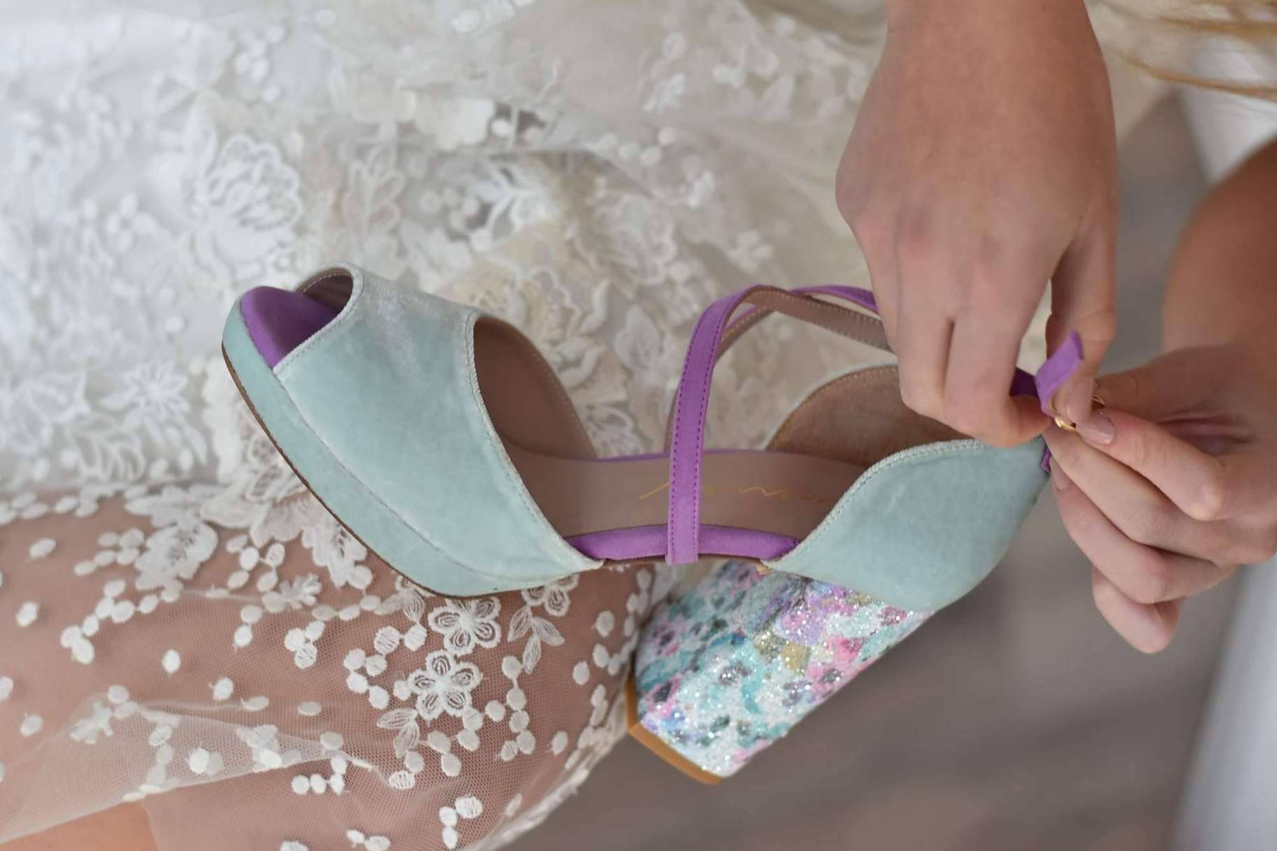 Calzado vitamina, decir sí al color en los zapatos de novia