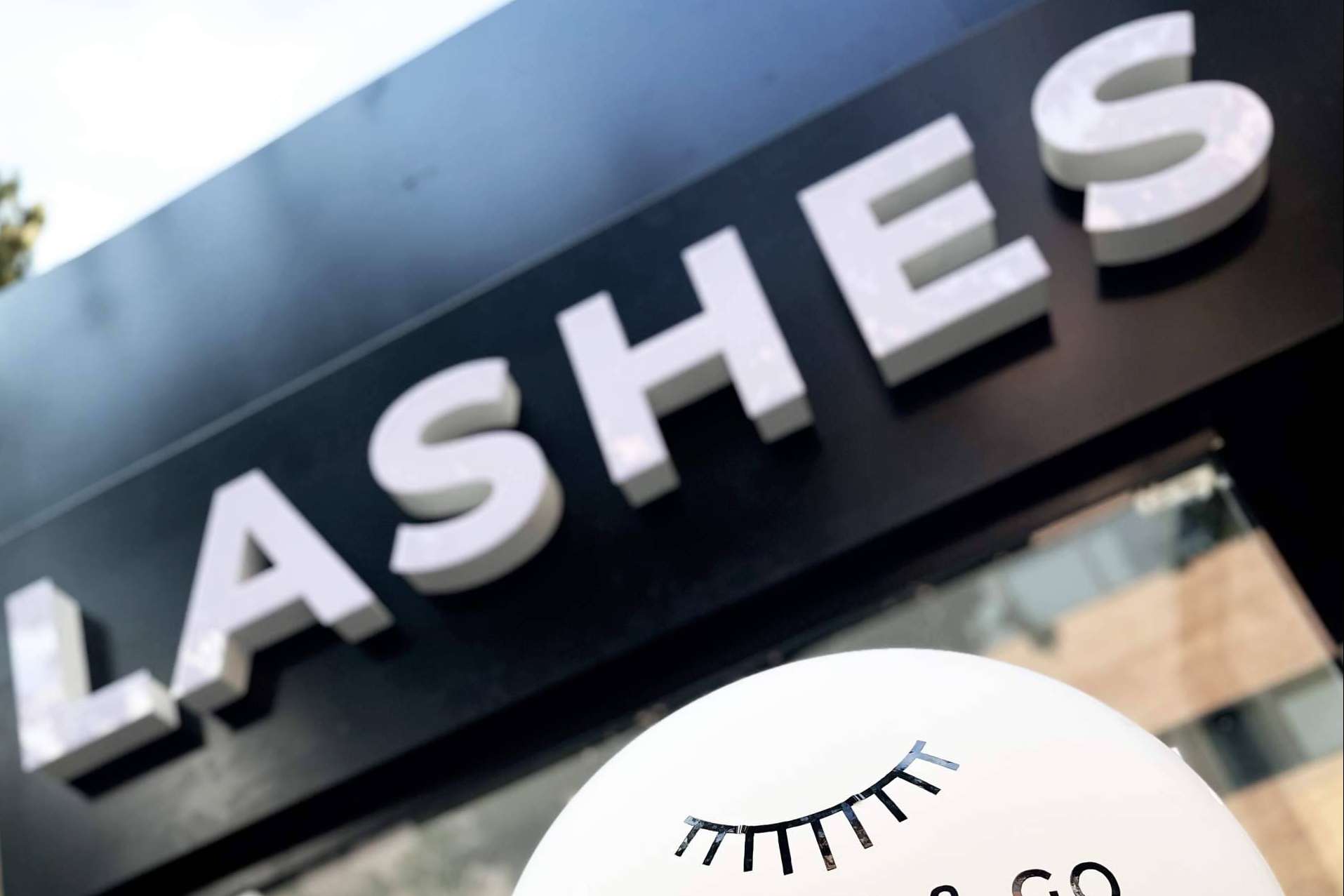 ¿Cuáles son las ventajas del modelo de franquicia de Lashes & Go en el mundo de la belleza?