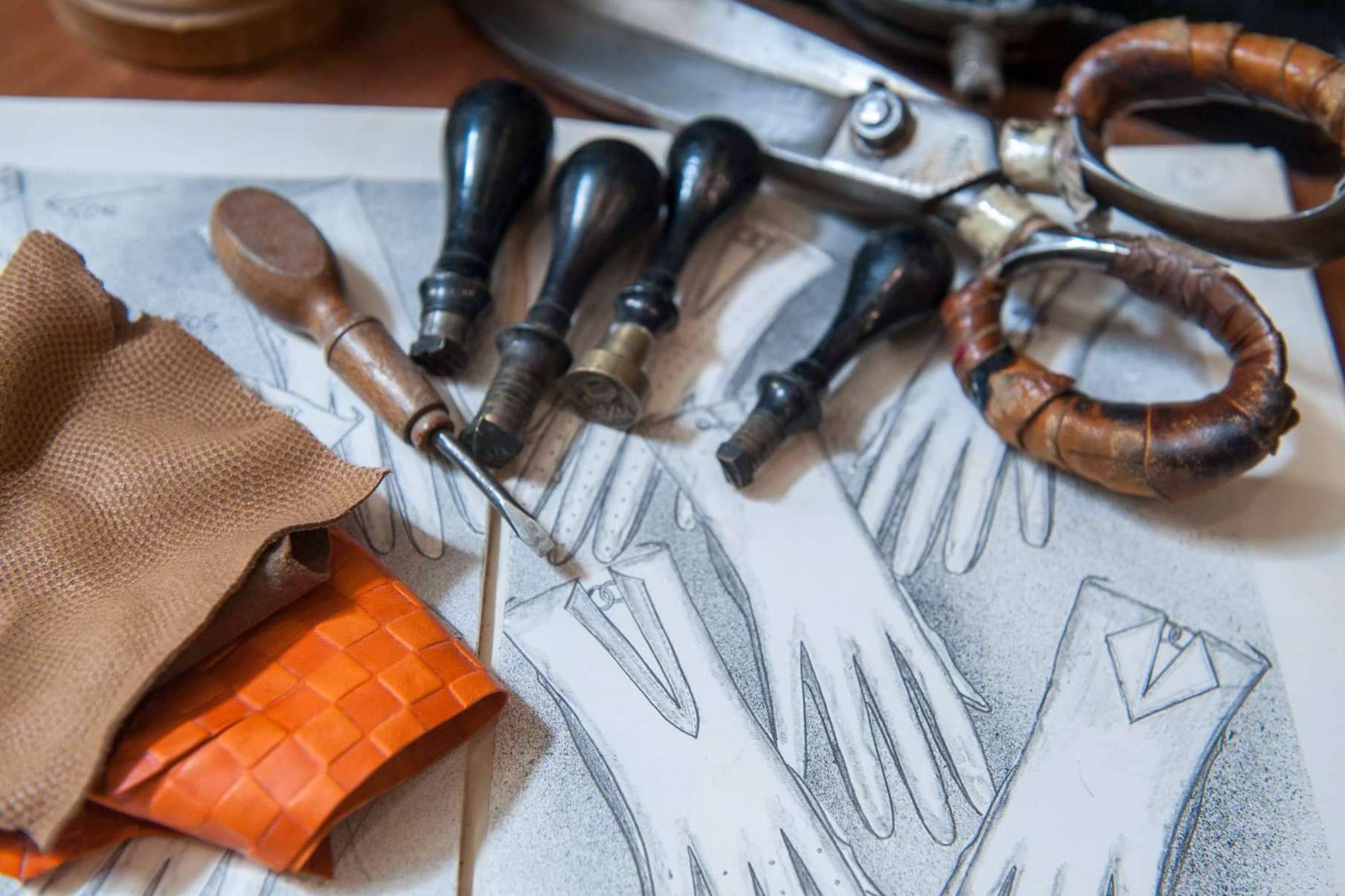 Fabricación de guantes a medida desde 1896, de la mano de Santacana