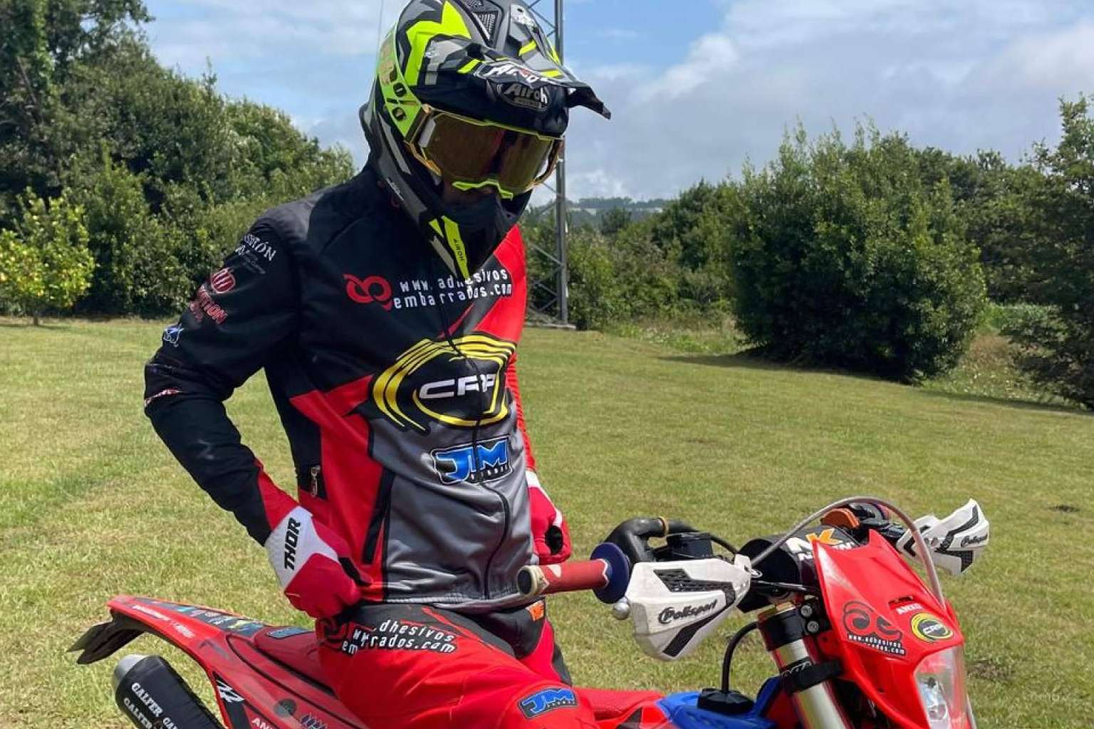 La importancia de la ropa personalizada en el mundo del motocross, con ADHESIVOSEMBARRADOS