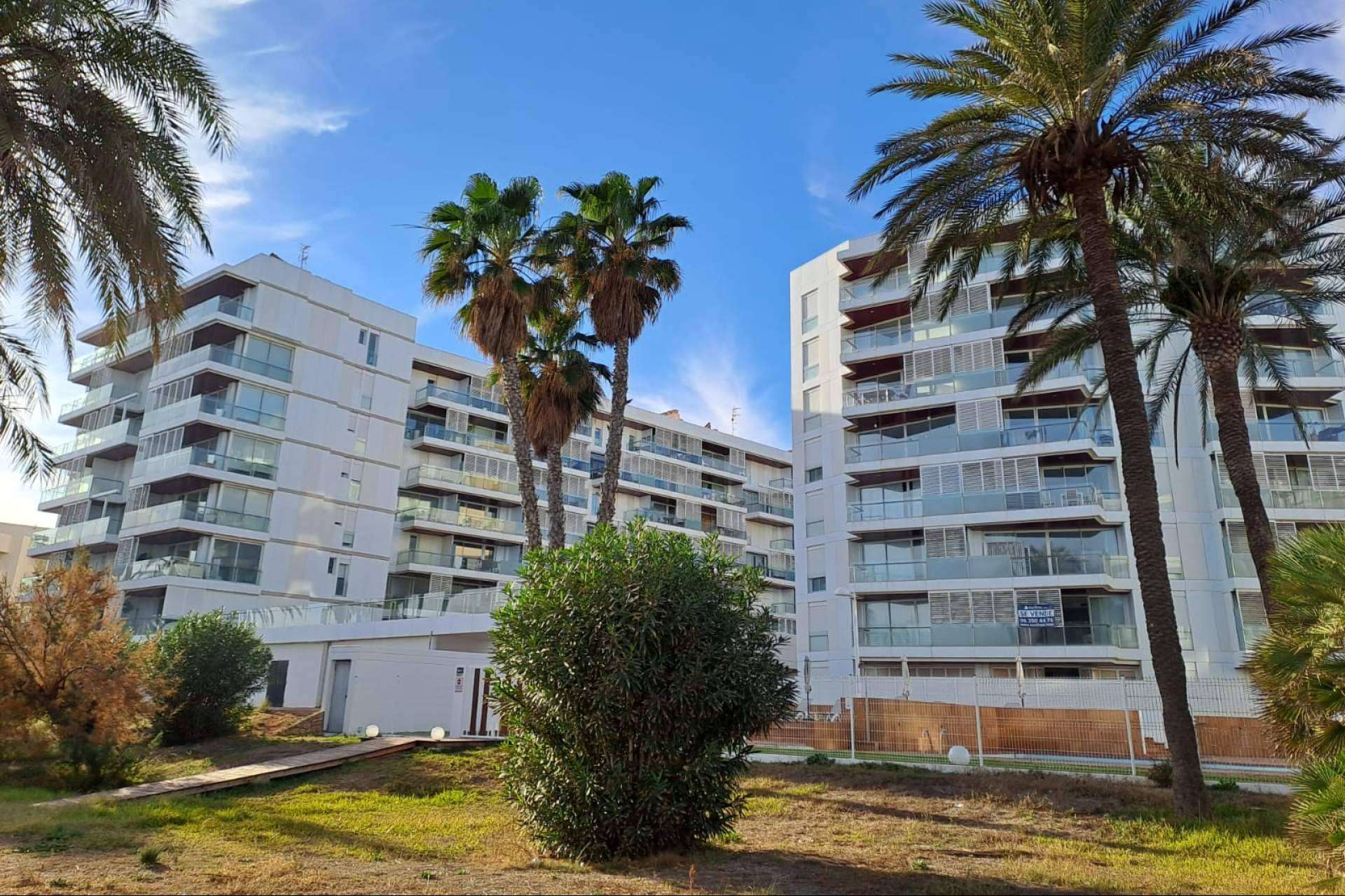 En primera línea de la playa d’En Bossa; oportunidad de inversión de viviendas y garajes en Ibiza