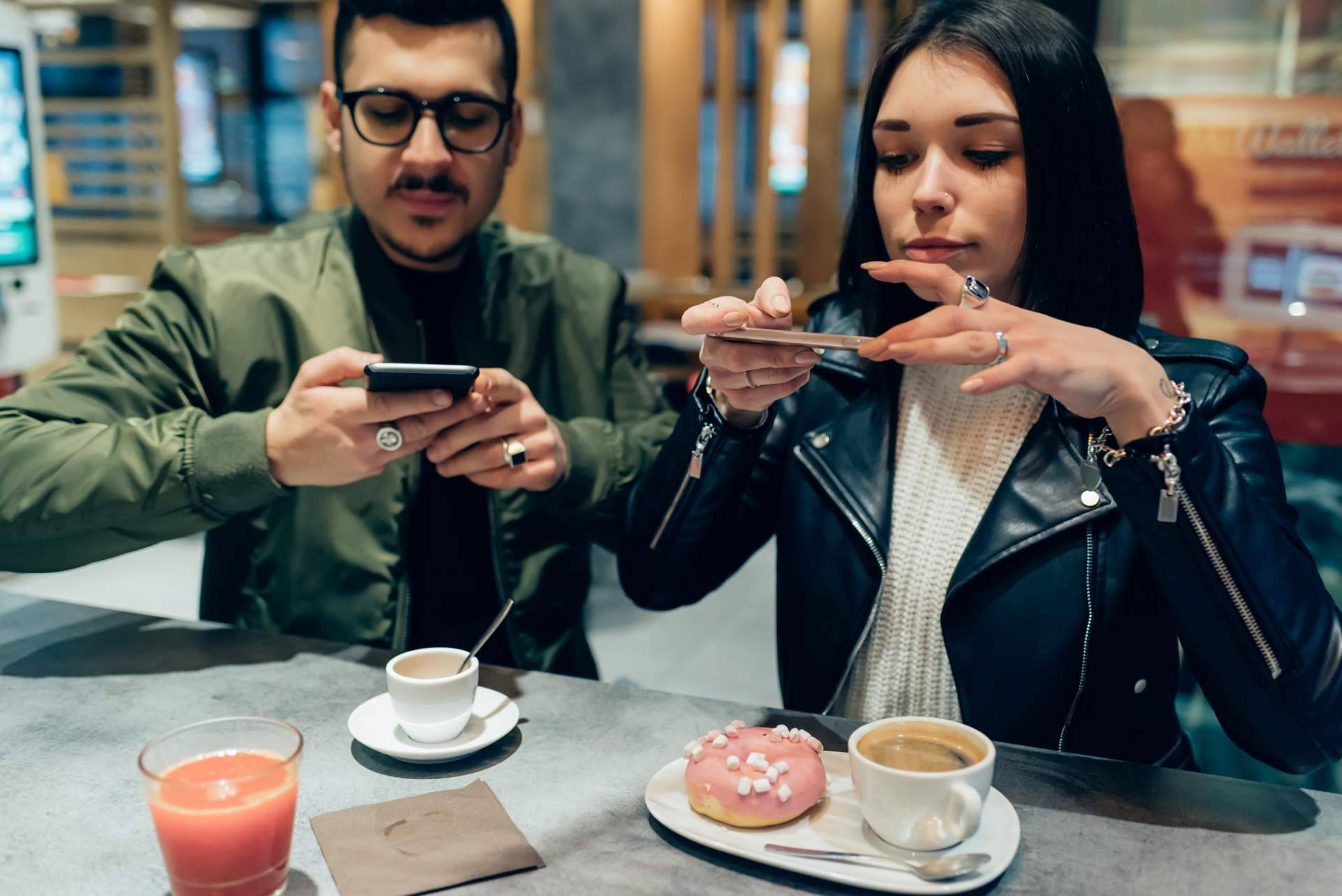 Mediante la aplicación móvil YOUUUP app, ver y compartir vídeos de contenido