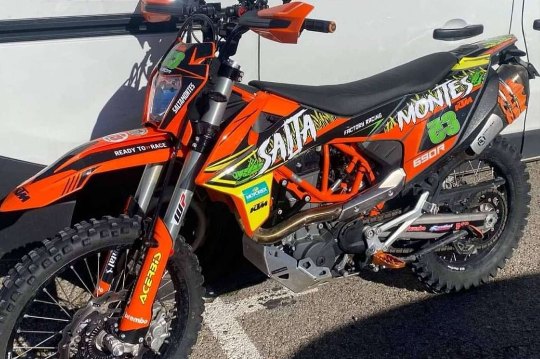ADHESIVOSEMBARRADOS pone a disposición diseños de plásticos y adhesivos para motocross personalizados