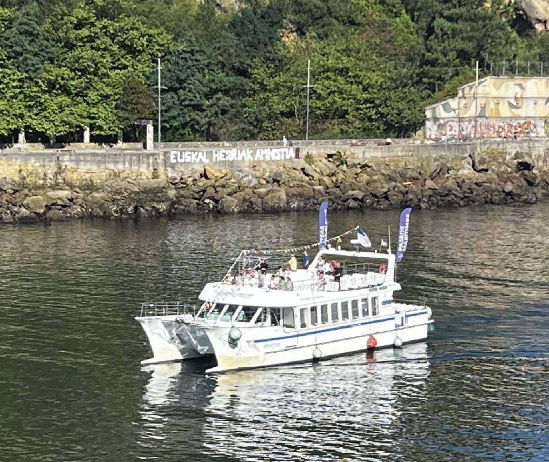 Catamaran Ciudad San Sebastián ofrece una mirada diferente de la costa donostiarra a bordo de un navío sostenible