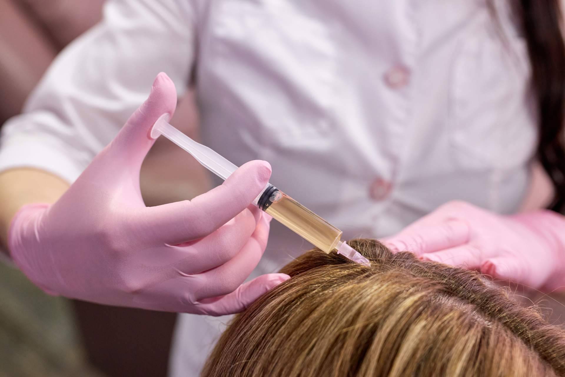 Doctor Jesús Aníbal Mora, especialista en tratamientos de alopecia femenina en Madrid
