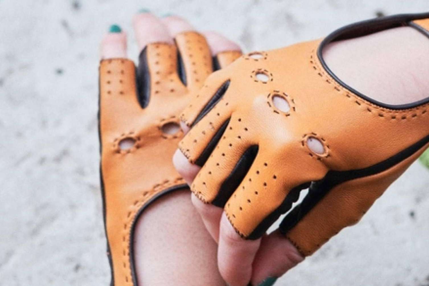 Las ventajas de usar los guantes de piel para conducir de Santacana