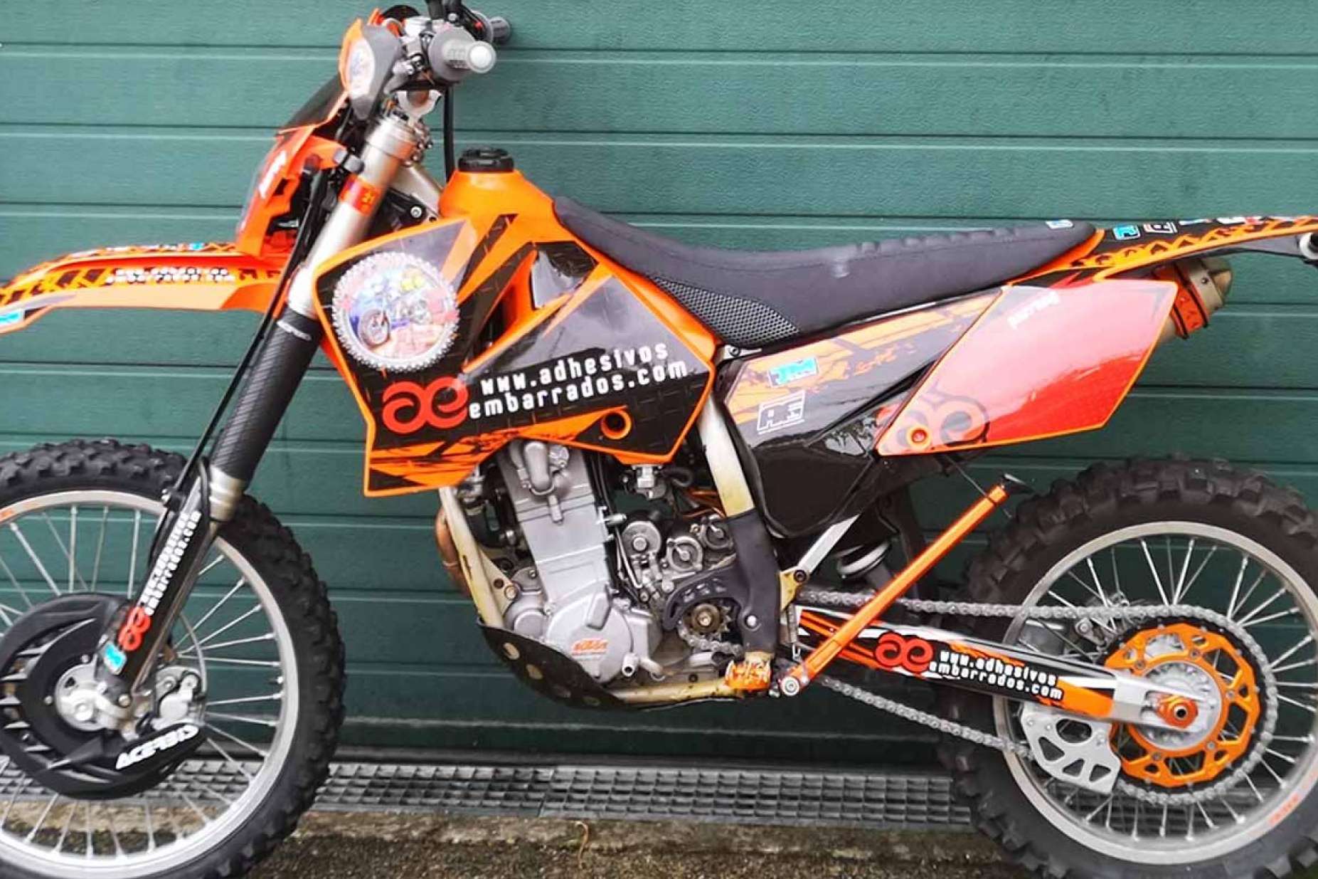 ADHESIVOSEMBARRADOS ofrece la posibilidad de dar un toque personal a una moto