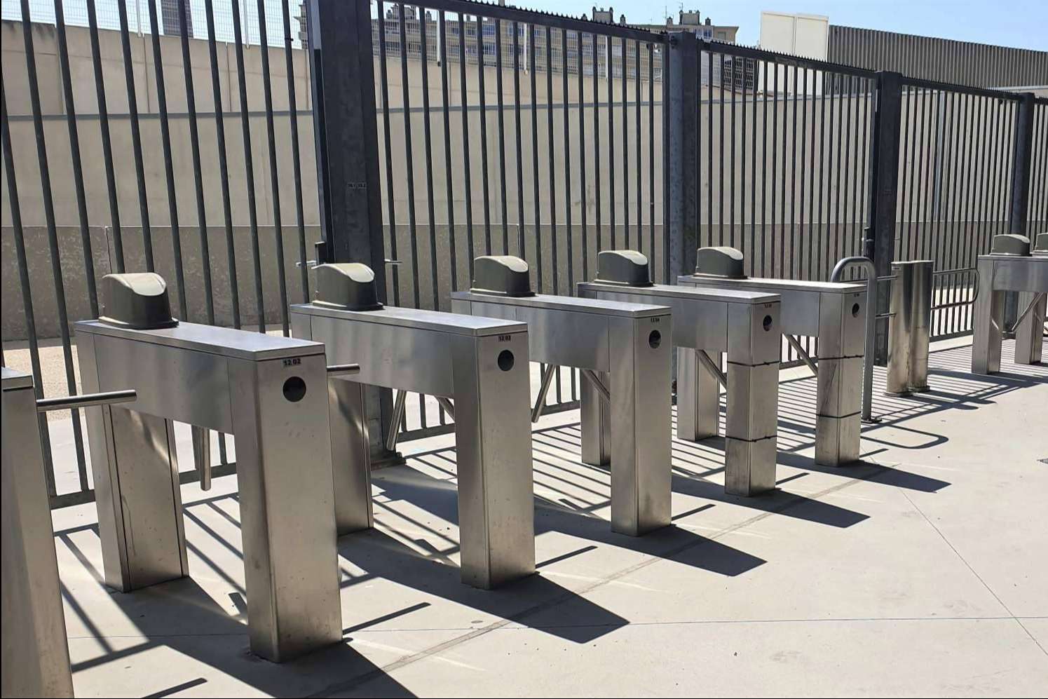 ASSA ABLOY ofrece soluciones para el control de acceso de edificios mediante su gama de tornos