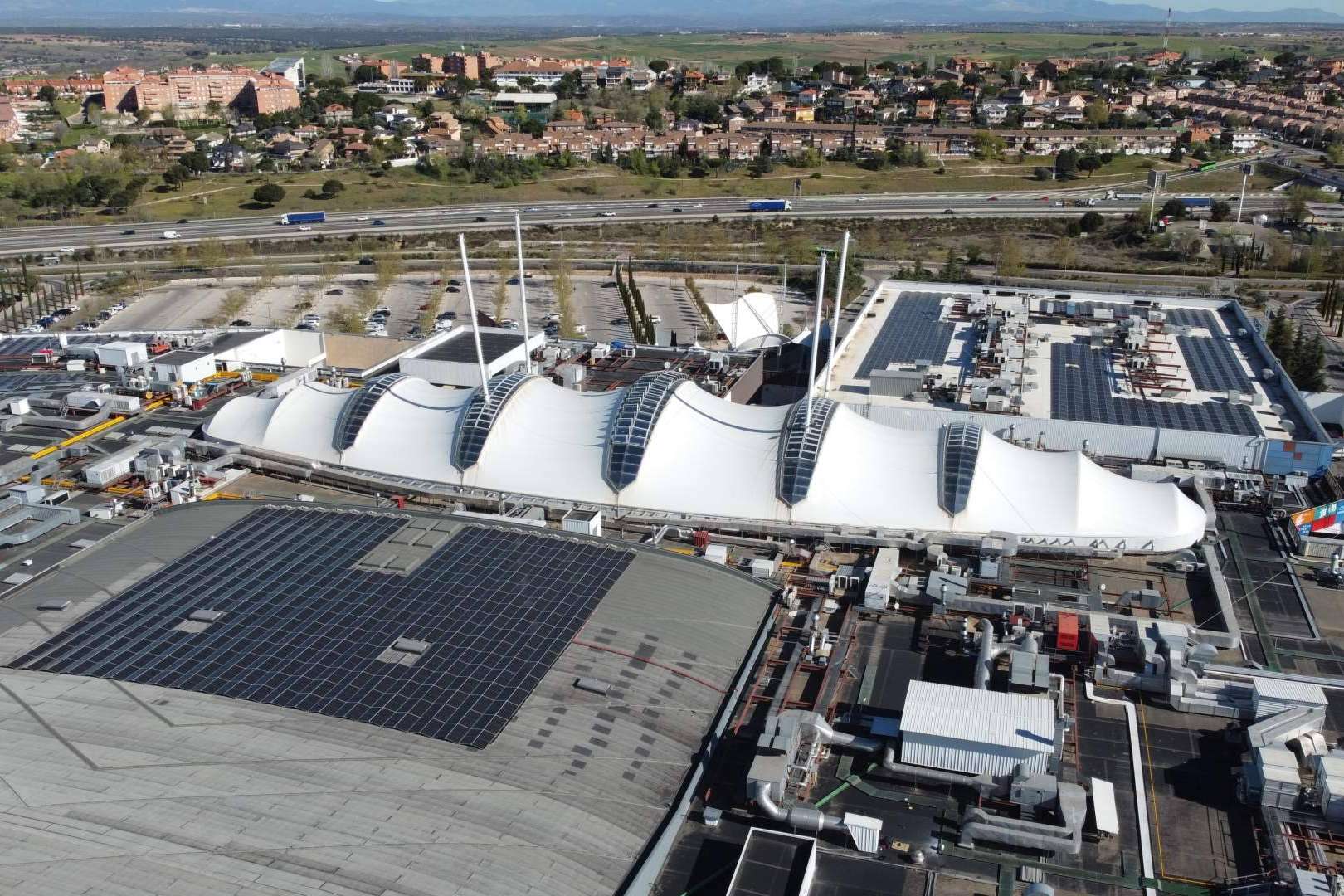 El parque de nieve de Madrid ha incorporado una estructura con módulos fotovoltaicos