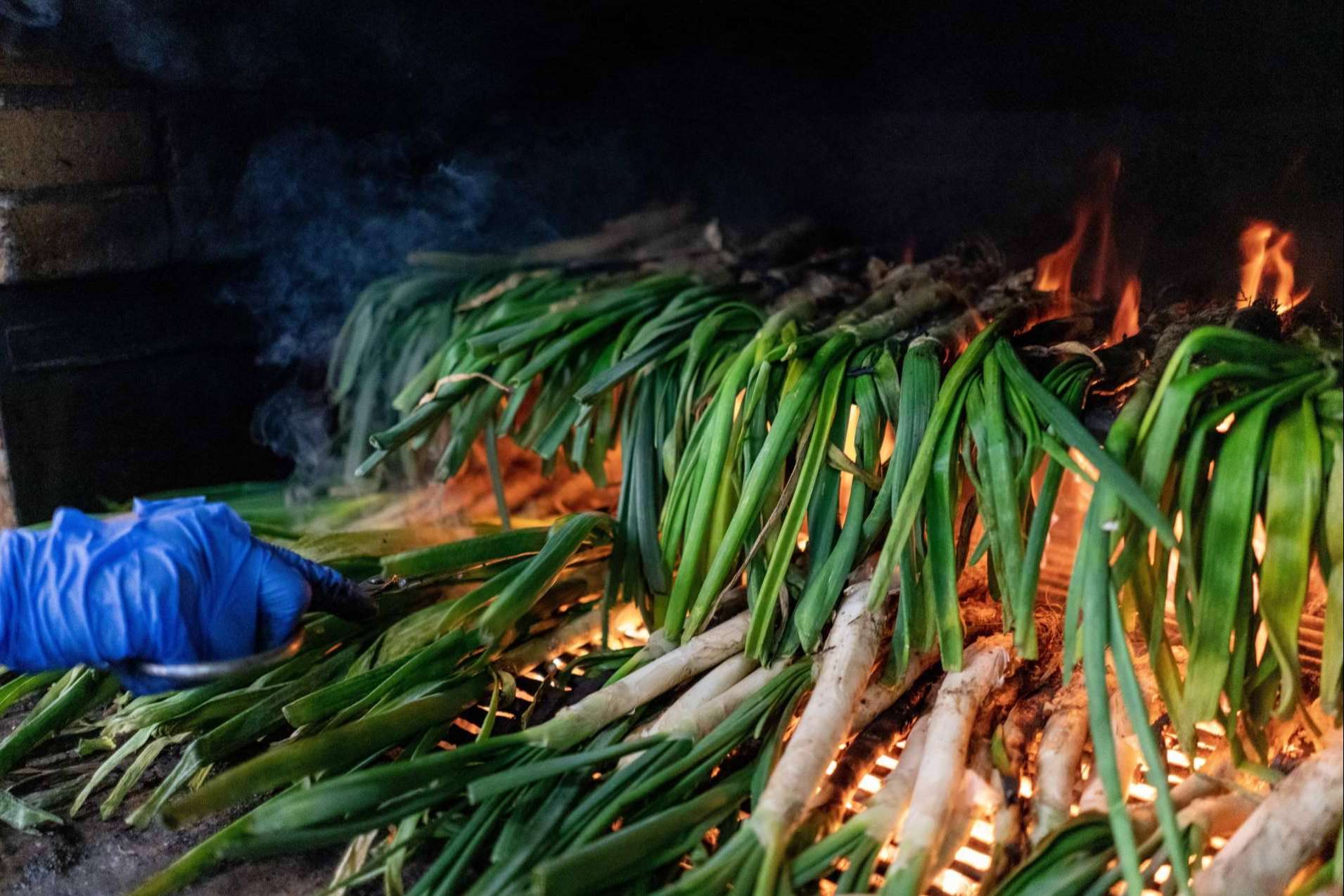 La temporada de calçots se vive en Pasa Tapas, tradición sin salir de Barcelona