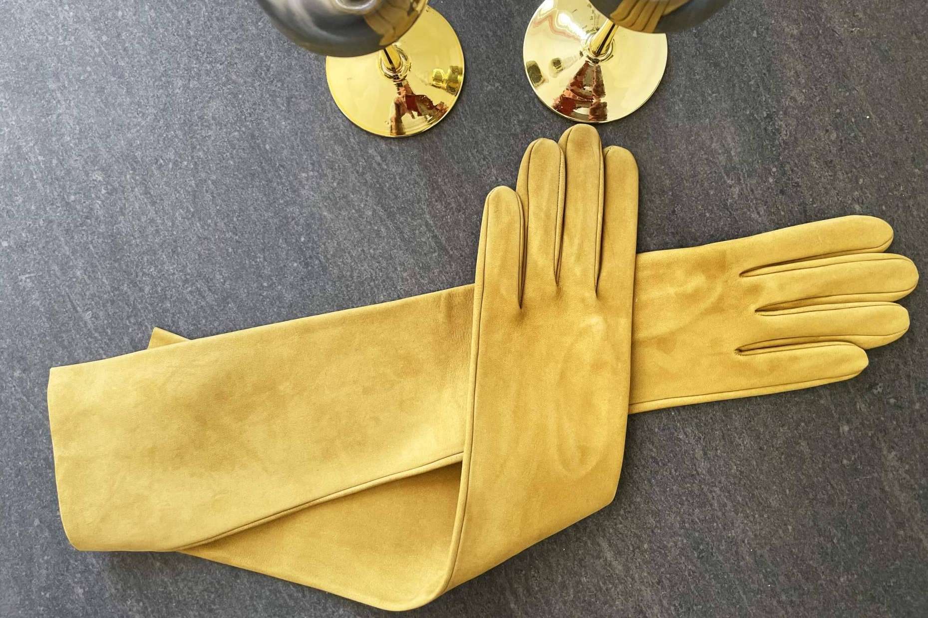 Ideas de regalos de Navidad, guantes para mujer y hombre con el sello artesanal de Santacana