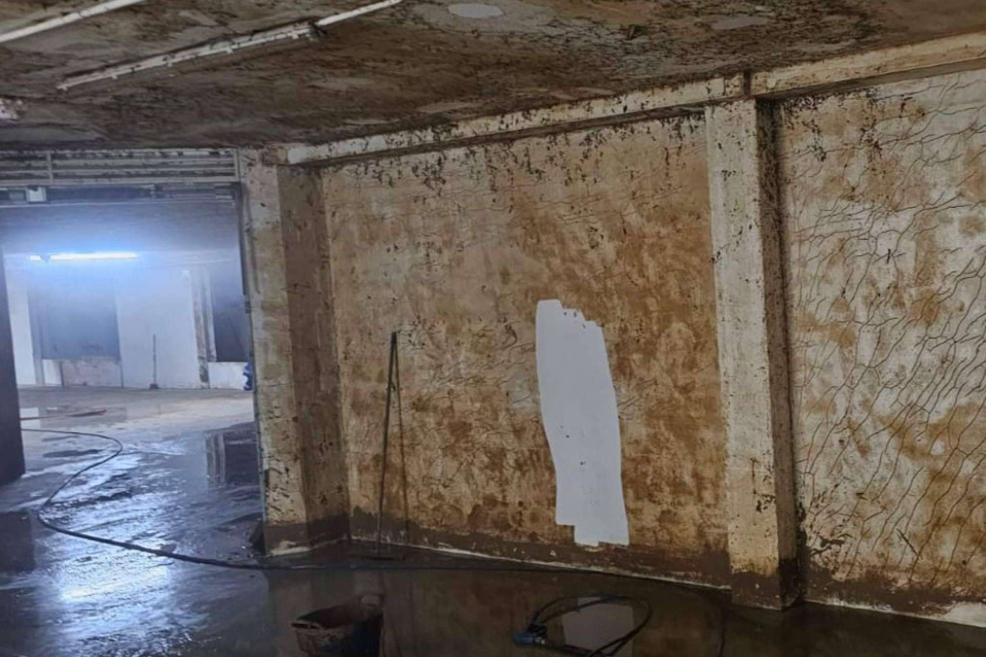Limpieza y desinfección con vapor de alta presión de garajes para municipios afectados por la Dana de Valencia