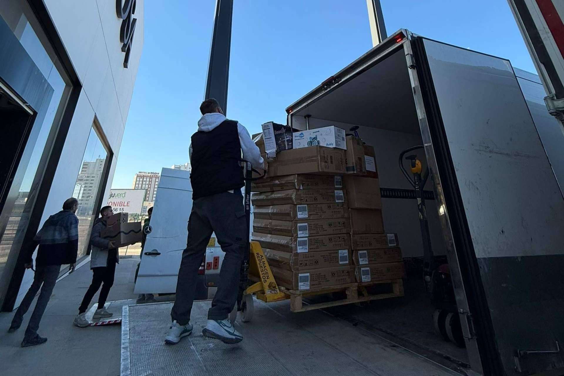 Aosom.es dona 100 productos a los afectados por la DANA en Valencia