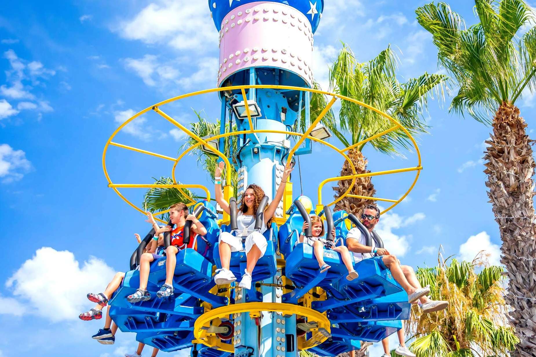 Atracciones, espectáculos y disfraces; así se vive el Carnaval en Pola Park