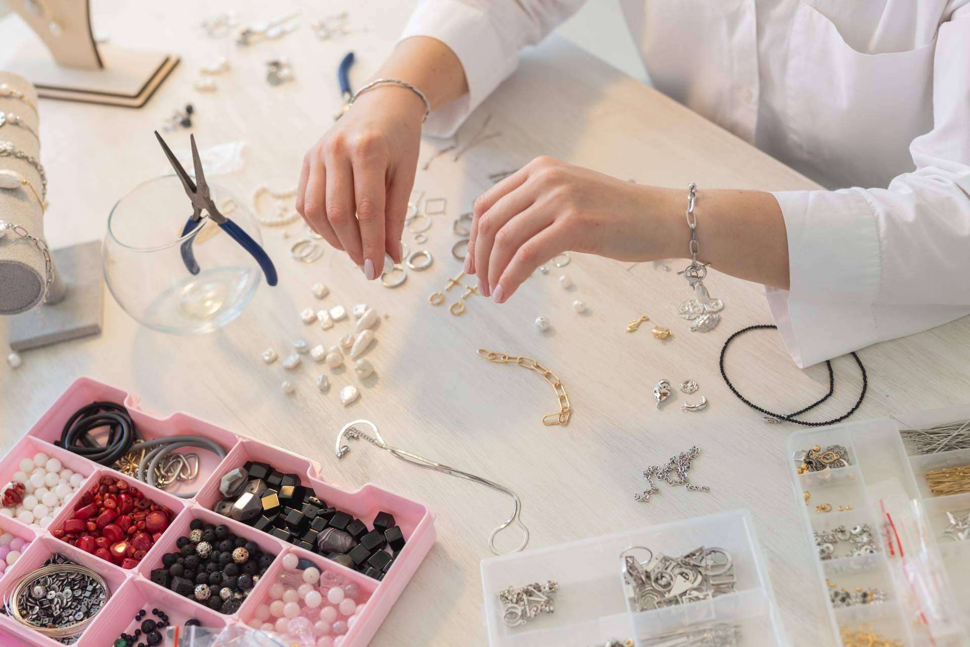 La tendencia del 'hazlo tú mismo' en bisutería; creatividad, emprendimiento y piedras naturales
