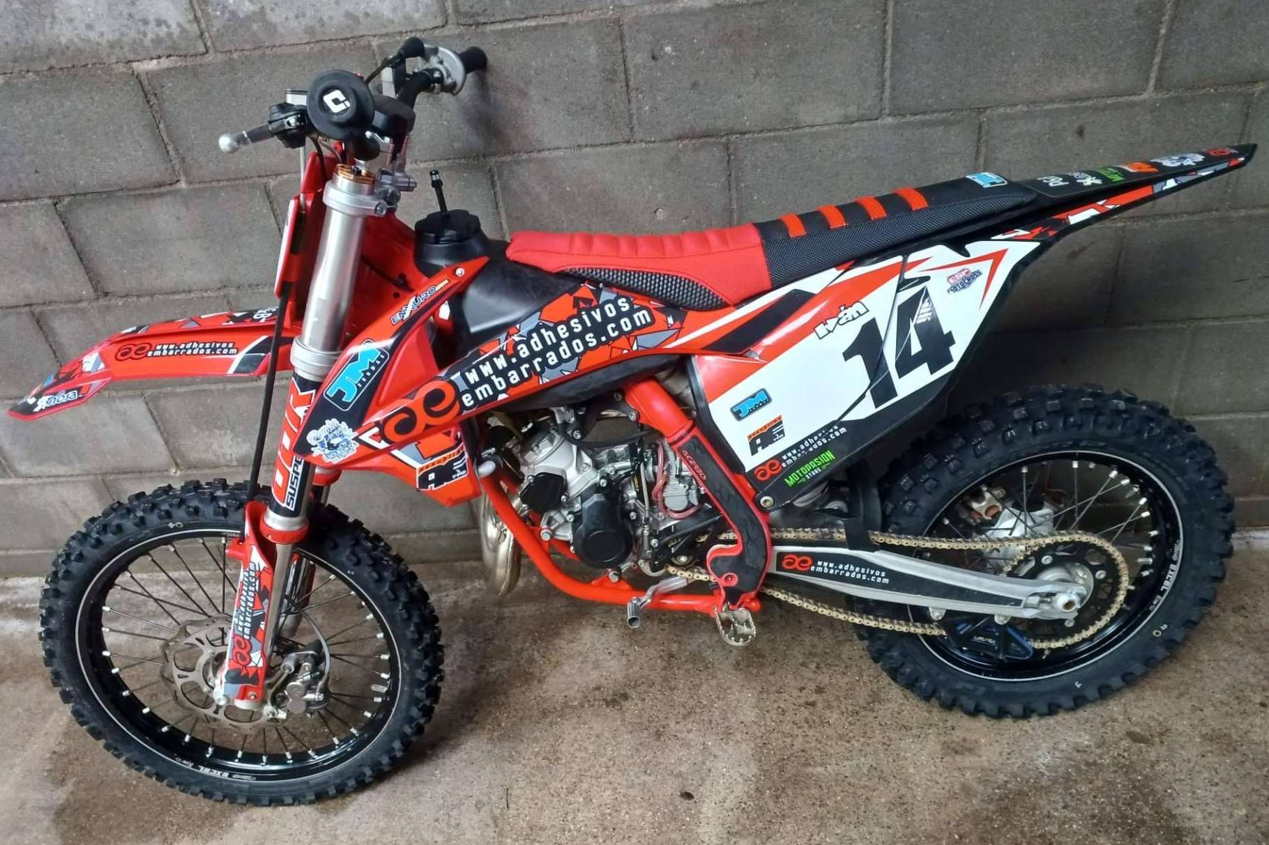 Diseño, resistencia y personalización; los adhesivos de motocross que conquistan el off-road