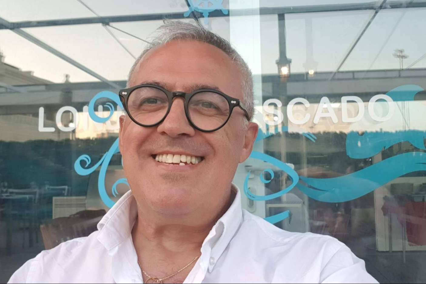 Viaja sin fronteras digitales, cómo una eSIM puede salvarte de sorpresas de costos y desconexiones en el extranjero