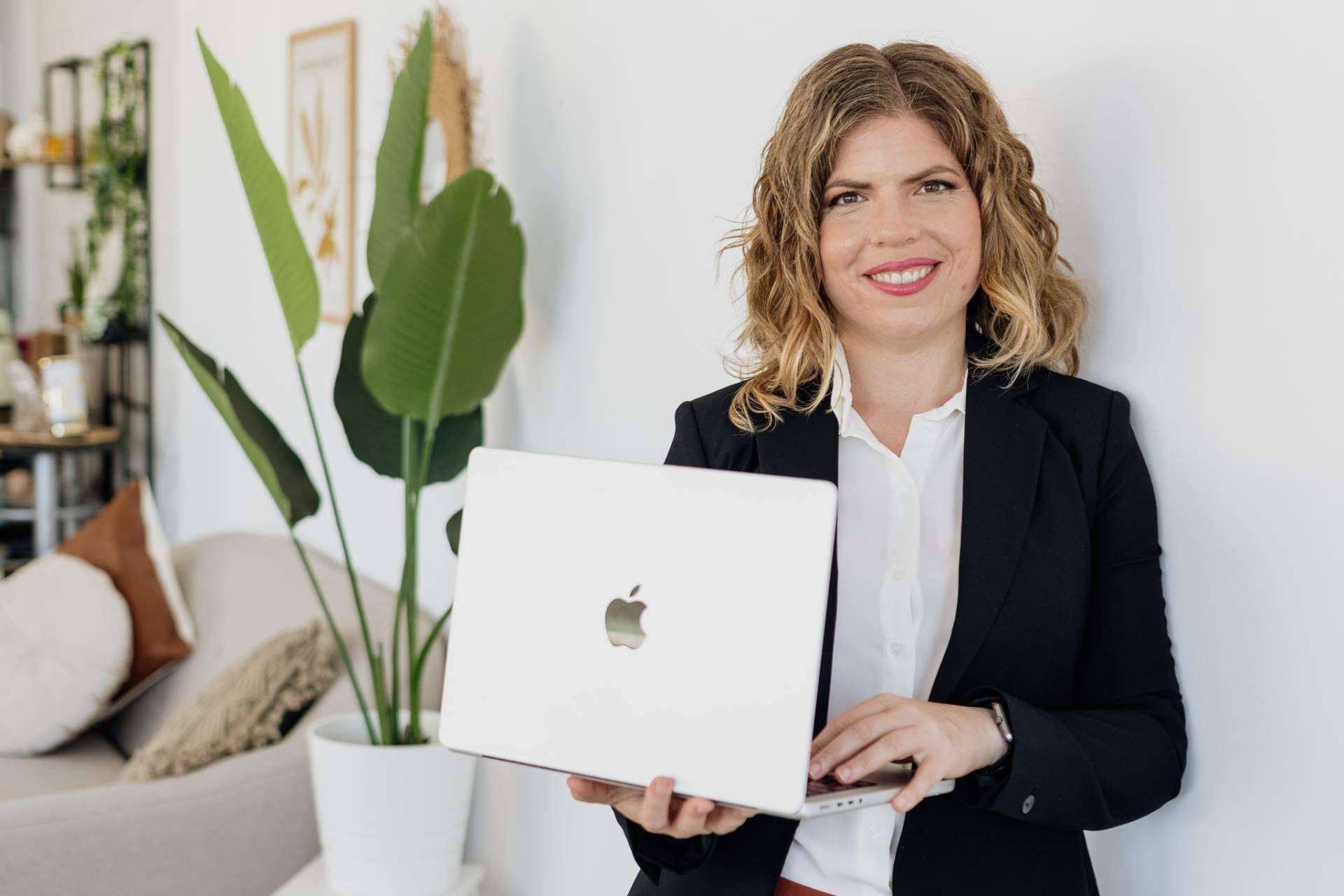 Empresas que aplican inteligencia artificial logran ventaja competitiva, según Rocío Bonachera