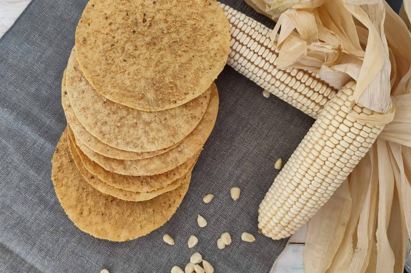 Tostadas de maíz crujientes y deliciosas; el sabor nixtamalizado que conquista el verano