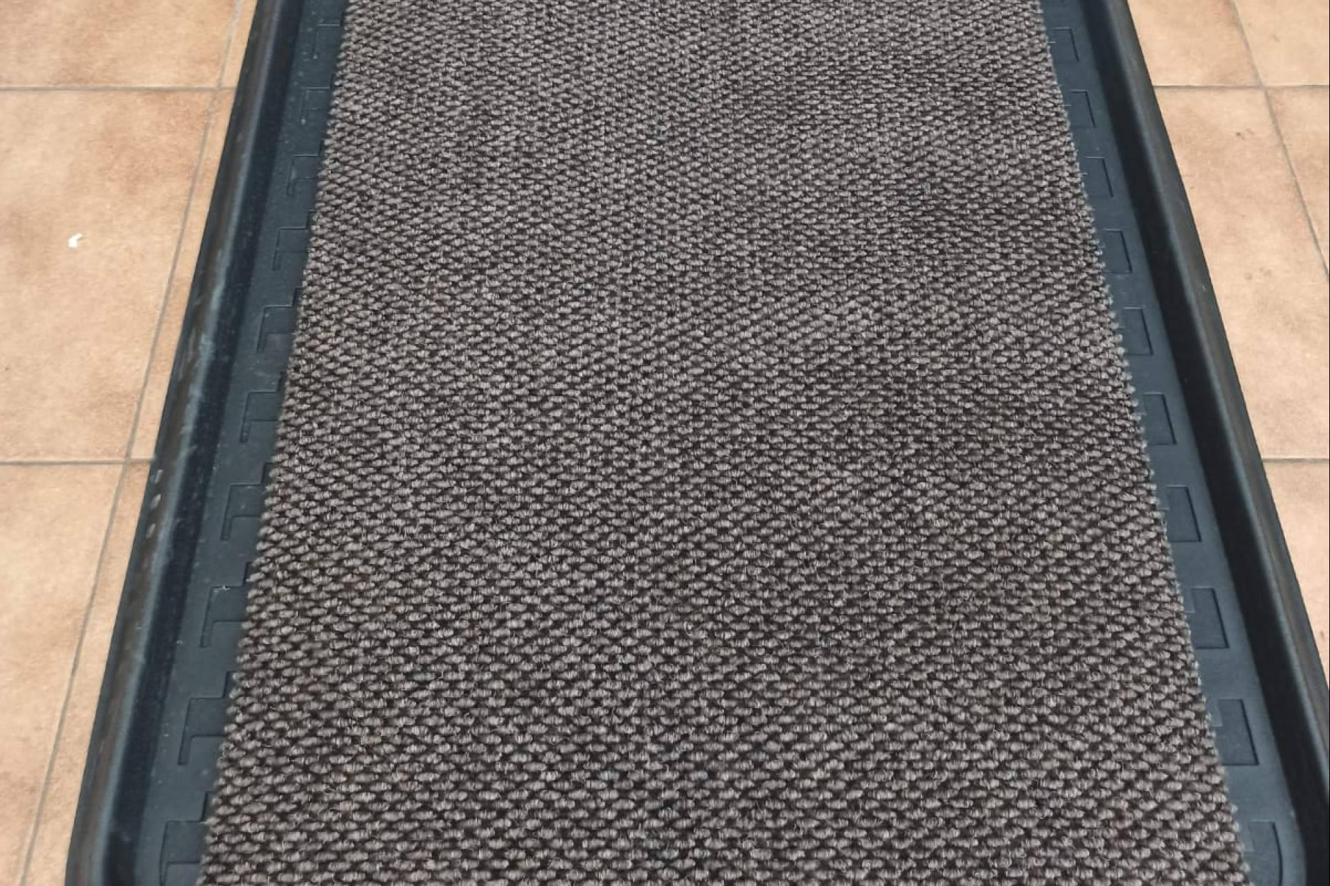 Solución integral en talleres con alfombras desinfectantes para puntos críticos