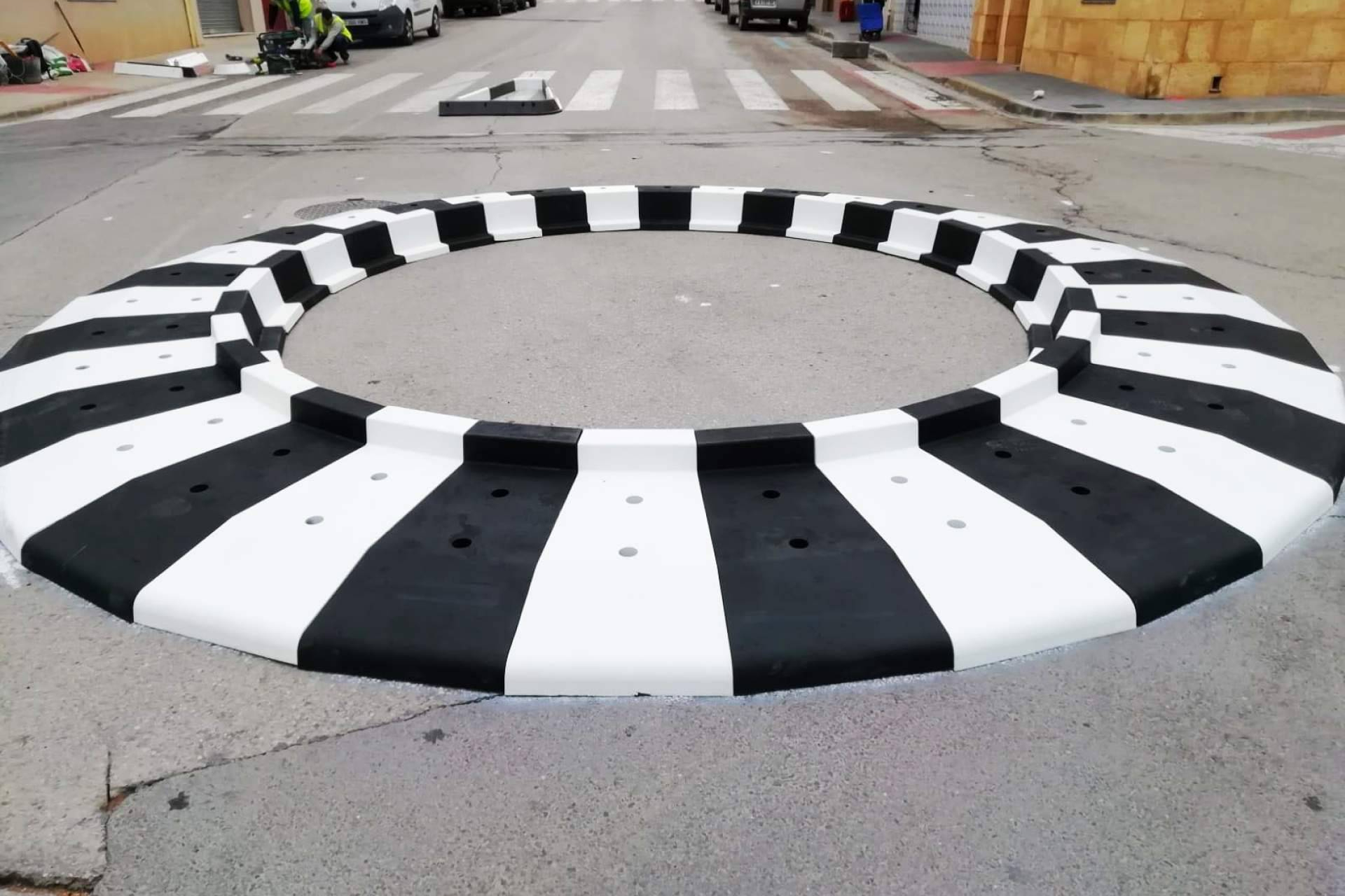 Abadecom revoluciona la seguridad vial con su nueva rotonda modular de plástico; instalación rápida y máxima durabilidad