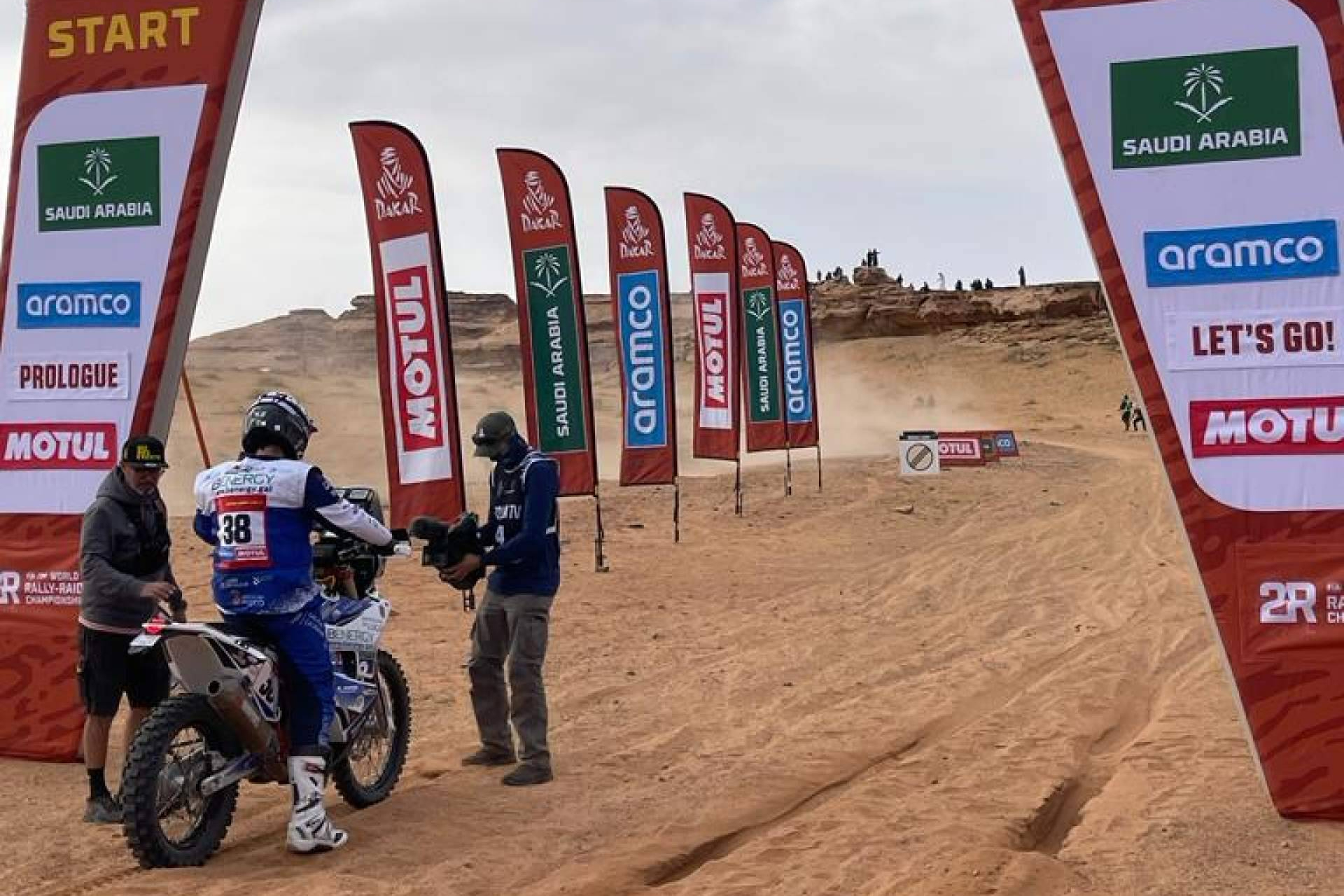 ADHESIVOSEMBARRADOS marca tendencia en el invierno con sus equipaciones rally personalizadas para pilotos off-road