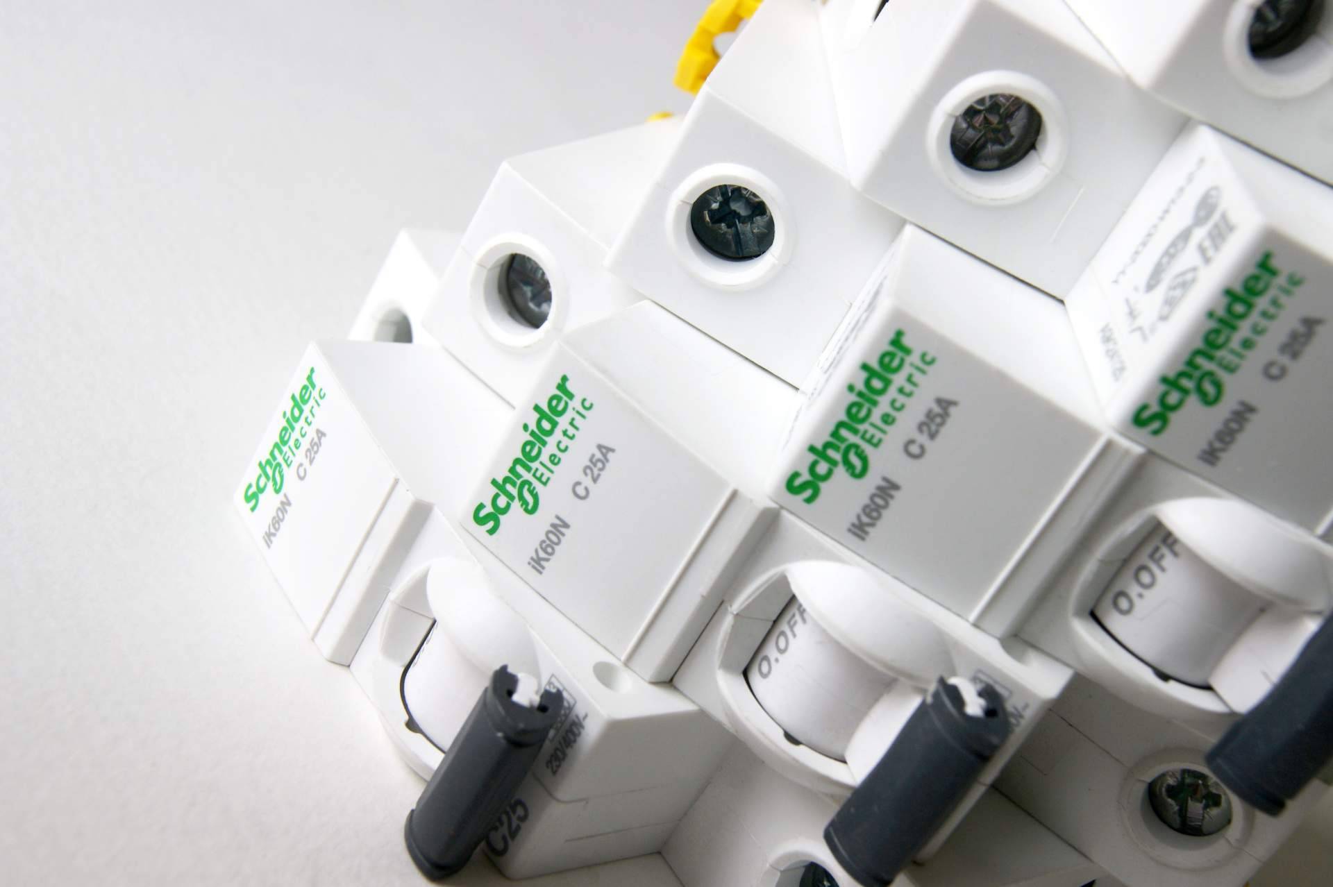 Cadenza Electric refuerza su catálogo online con más de mil soluciones Schneider Electric