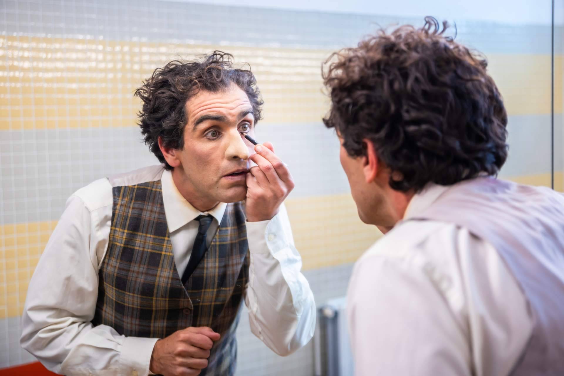 De trabajar en la calle a los escenarios, la trayectoria de Adrián Conde como referente del teatro