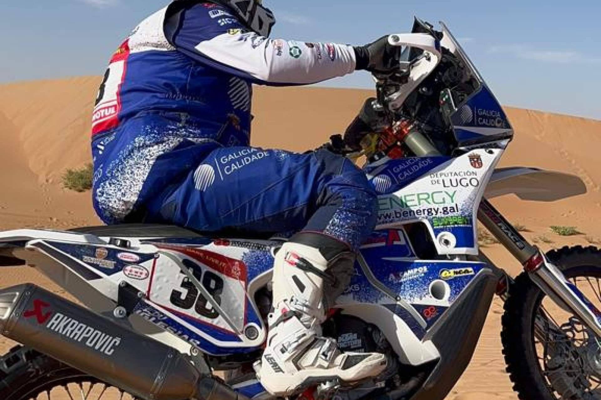 ADHESIVOSEMBARRADOS refuerza el estilo en competición con equipaciones personalizadas de enduro y rally
