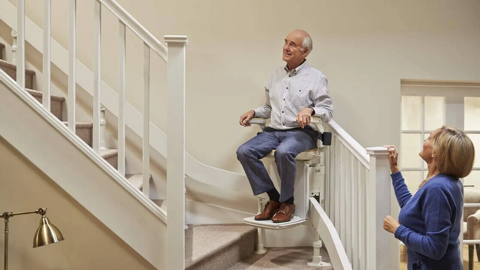 El aumento de la demanda de accesibilidad impulsa una campaña de verano de Salvaccesos con descuentos en sillas salvaescaleras